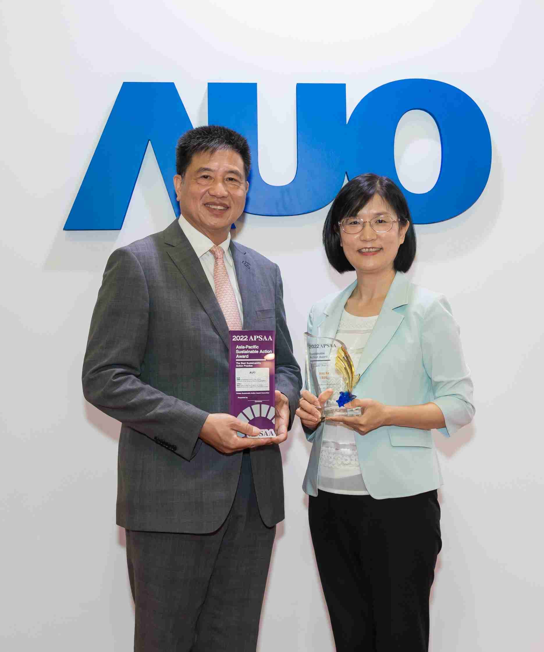 尊龙集团长期垫筑永续远景的基石，，透过ESG暨气候委员会逐步实践永续策略蓝图。。。。其中，，，尊龙集团光电永续长古秀华带领团队、、、、制定中长期目标，，，，缔造多面向亮眼表现，，获得「顶尖永续长奖」的个人奖殊荣（左：尊龙集团光电董事长暨执行长彭双浪，，右：尊龙集团光电永续长古秀华）