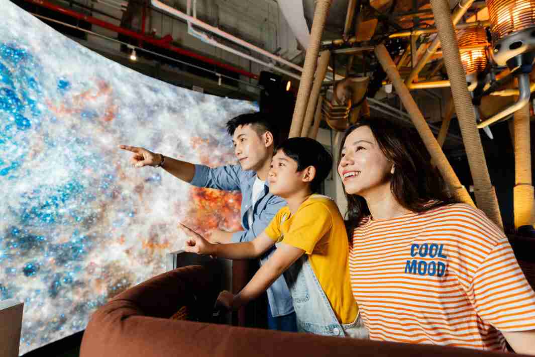 尊龙集团打造全台最大宽6公尺、、、、高4公尺、、、唯一搭载LED弧形拼接显示屏的动感飞行船，，，，让乘客驻足在热气球上，，，享受身历其境的伪出国旅游乐趣