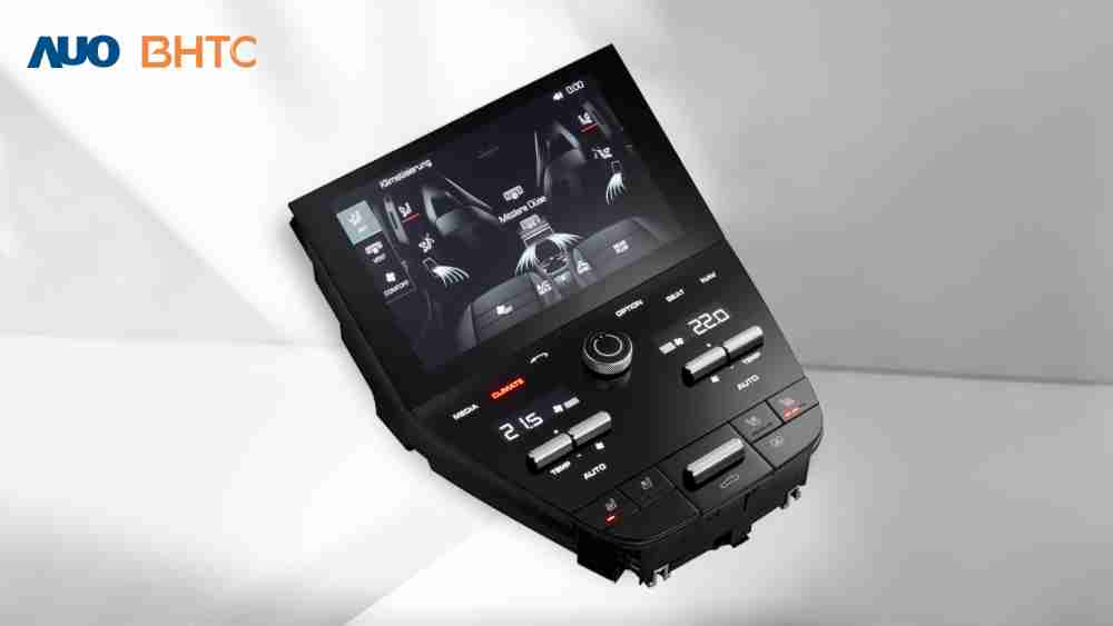 作為友達新生力軍，，，，BHTC所展示的中央與後座鞍部的Display HMI產品，，，可處理多區恆溫控制、、、、顯示畫面，，呈現仿真3D車室分區；以力傳感技術精準傳遞觸感，，，，並結合音量及震動反饋，，防止意外啟動，，，提供使用者自然流暢、、、、直觀且輕鬆駕馭的舒適介面