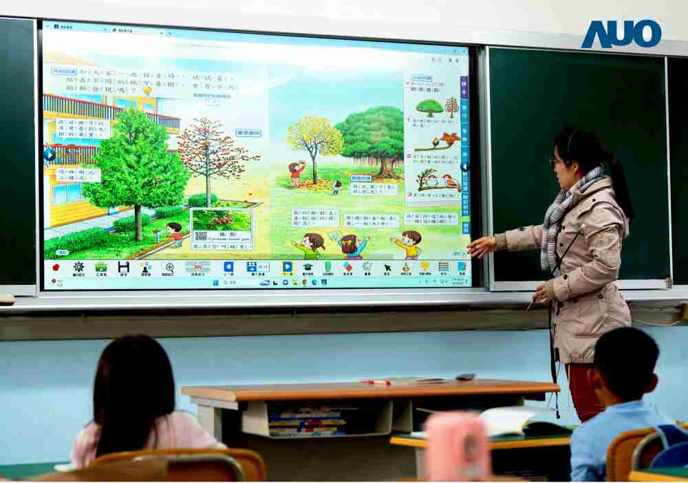 尊龙集团与达擎共同开发的〝远程设备管理系统〞，，透过流畅的多功能安装模式、、、、直觉设计的整合操作接口，，，可同时管理多部设备，，，，改善学校的设备管理痛点