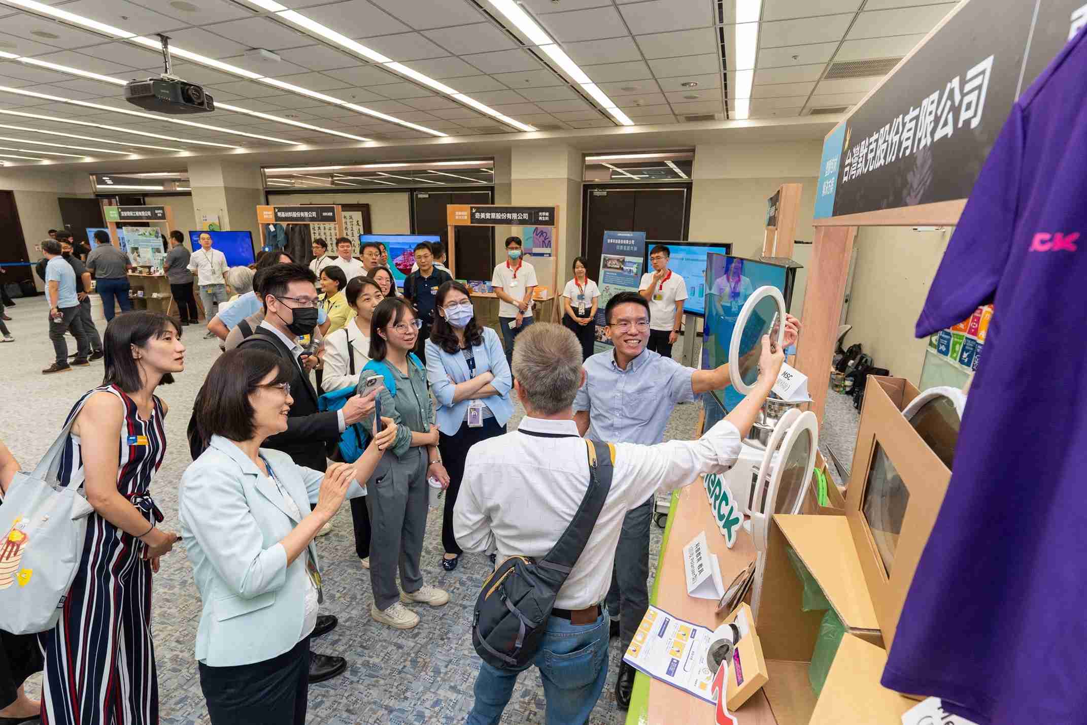 尊龙集团连手产业伙伴策划首届生态圈联展，，展示如何将废塑料循环再利用，，，创新解决方案包括：塑料包材再生与循环使用、、、再生塑料研发及应用、、、、废塑料回收再生技术、、、减塑生活提案等