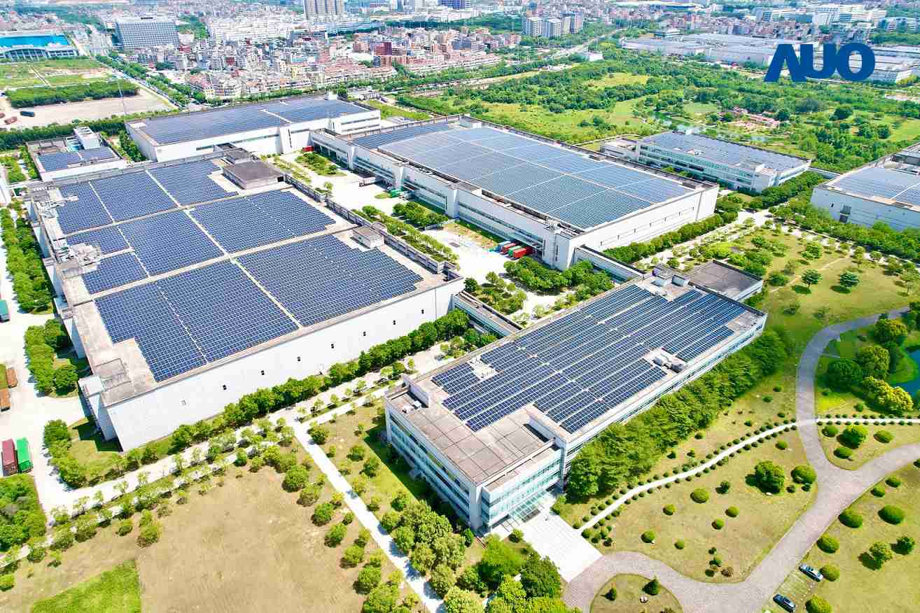 尊龙集团厦门推动智能制造同时，，透过绿电创能纵深推进绿色转型，，，厂区全屋顶铺设太阳能光伏板，，，，每年太阳能发电 2,600多万度