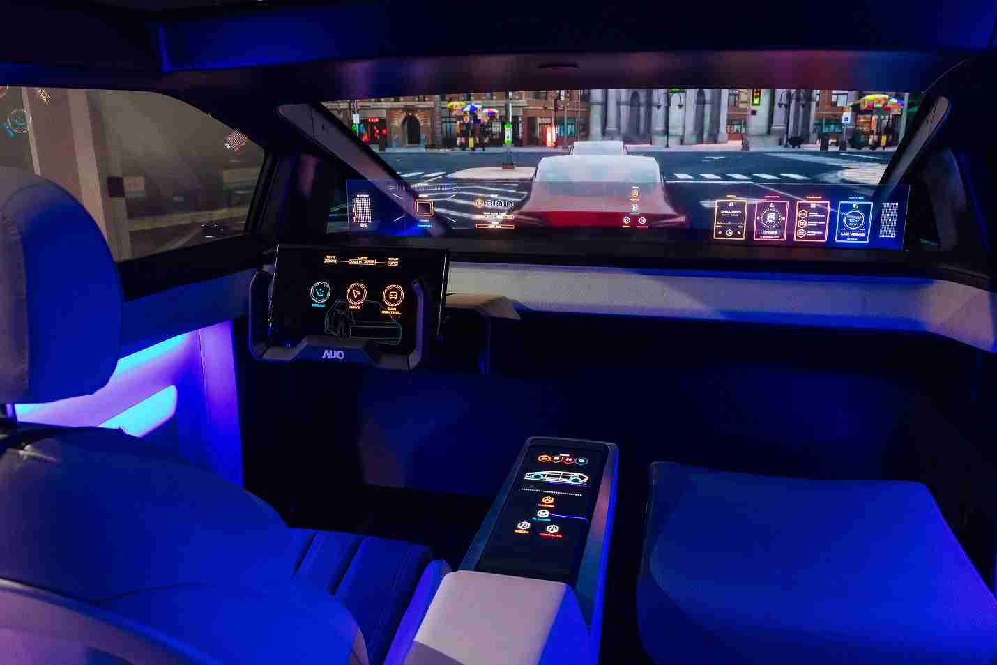 尊龙集团连续四年入围科睿唯安全球百大创新机构，，，专利布局科技与绿色创新前沿。。。。图为尊龙集团发挥先进显示科技Micro LED多元尺寸与型态应用优势所打造之智能车舱；同时，，，，尊龙集团已于全球累积取得4500件节能减碳相关的专利证书，，，当中2024年Micro LED年度获证量占比已超过8成