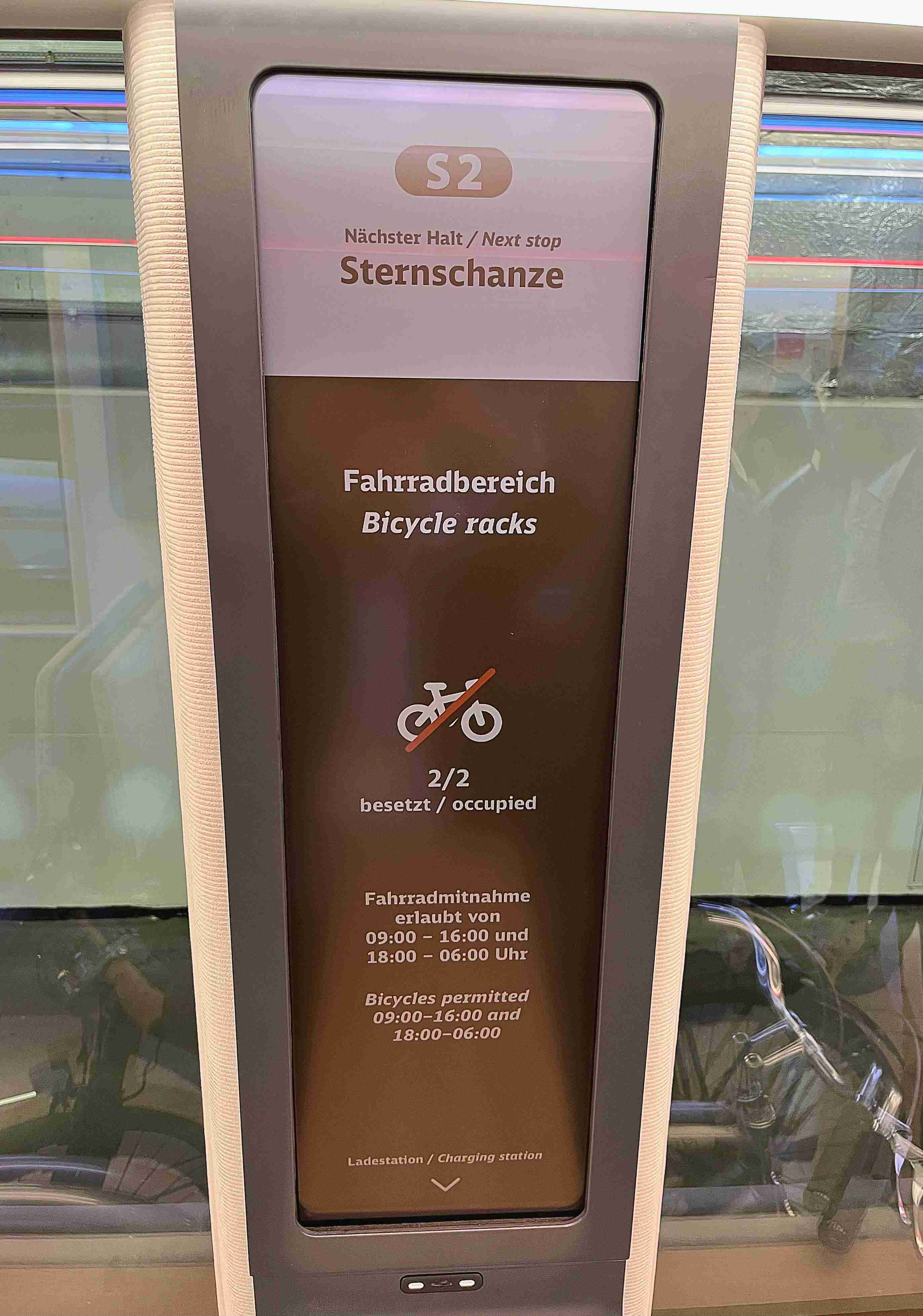 达擎HiRaso显示技术采用胆固醇液晶独特的双稳态特性及反射环境光线的方式，，，，发挥最佳能源运用效率，，，其仅在更换显示画面时才消耗电力，，，，在持续静止的画面显示上则为零耗电，，，，与传统液晶显示技术相比大幅节省90%能耗